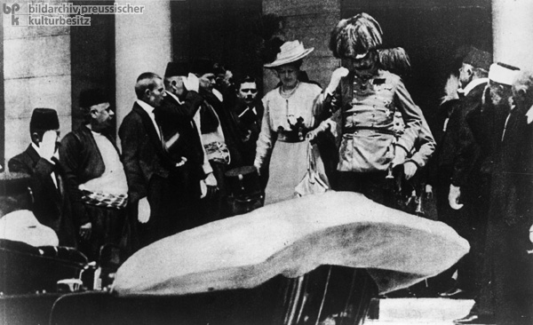 Franz Ferdinand von Österreich und seine Gemahlin Sophie von Hohenburg verlassen das Rathaus in Sarajewo und besteigen ihr Auto (28. Juni 1914)